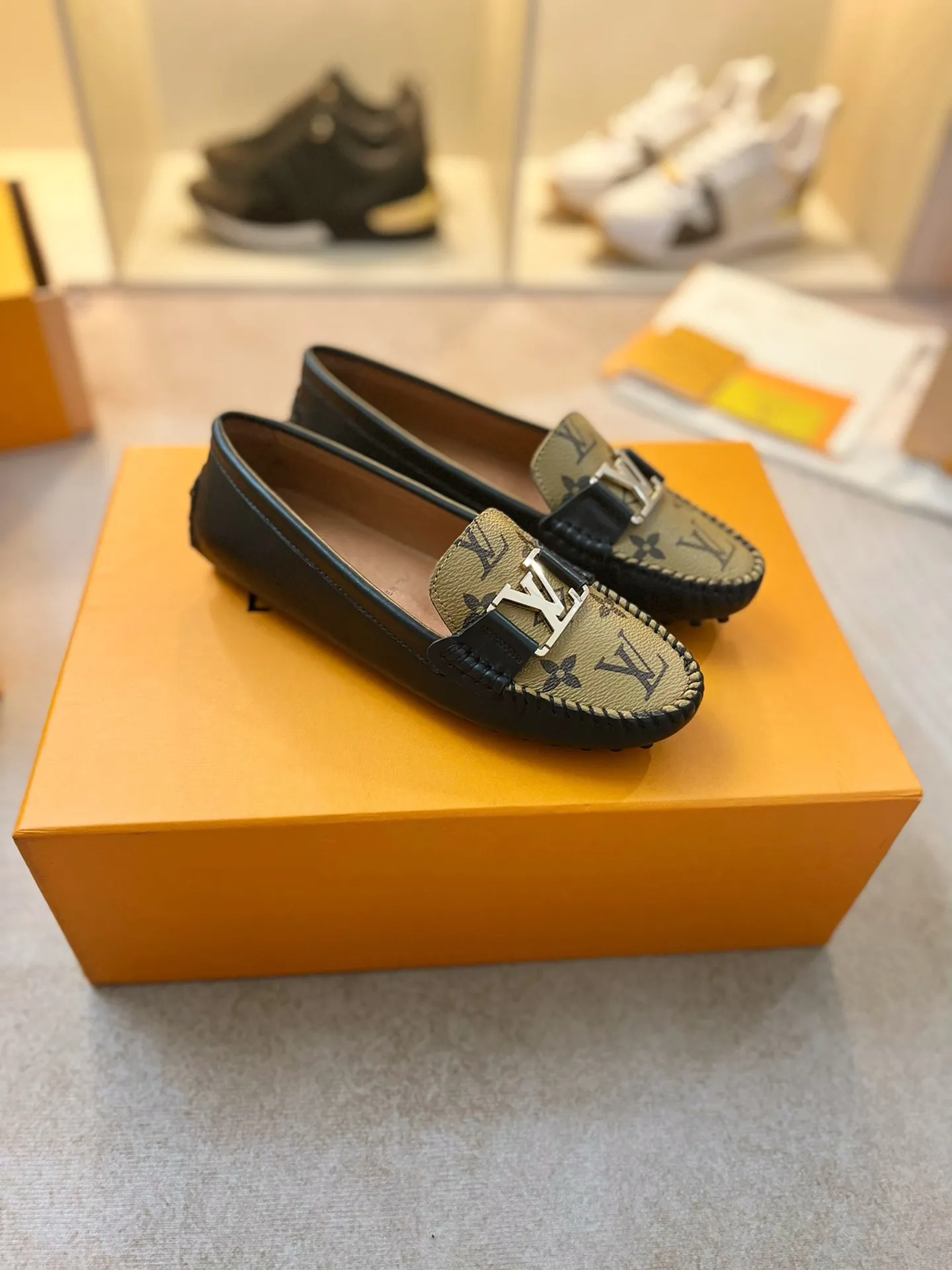 p460💰Couple model❤️🇫🇷 𝙇𝙤𝙪𝙞𝙨 𝙑𝙪𝙞𝙩𝙩𝙤𝙣 🇫🇷Louis Vuitton 2023 Classic𝓛𝓿 𝓣𝓻𝓪𝓲𝓷𝓮𝓻 Sports Series ➪➪➪¯ [Arizona Doudou Shoes Series] ▪️▪️▪️Arizona slip-on shoes are made of Monogram Eclipse canvas. Its hand-painted and dyed edges and hand-sewn uppers fully demonstrate Louis Vuitton's traditional shoemaking craftsmanship. This slip-on shoe is very lightweight. The integrated tongue and upper make it particularly comfortable and flexible. The soft outsole is equipped with rubber padding. Decorated with matching sash. Detailed features: ☑️Monogram Eclipse canvas ☑️Black Eclipse pattern ☑️Hand-painted shoe edges ☑️Hand-sewn uppers (each pair takes time to process) ☑️Integrated tongue and upper construction ☑️Outsole equipped with rubber lining ☑️size: 35_46
